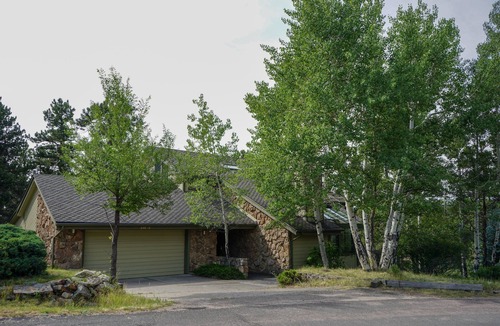 Hiwan Estates And Fairway House | Spacious 4 bedroom family mountain home.