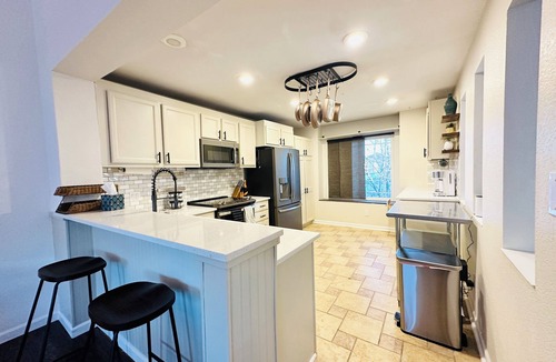 Parker House | Spacious 4-bedroom family-friendly house with Sauna, Hot Tub, and Gym