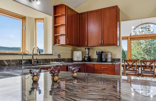 Sugarloaf House | Spacious 5-bedroom house in charming Boulder with AC and fitness room