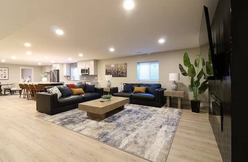 Castle Rock House | Spacious 6-bedroom house in pleasant Castle Rock with AC