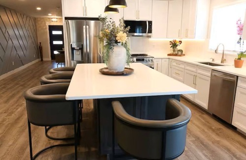 Castle Rock House | Spacious 6-bedroom house in pleasant Castle Rock with AC