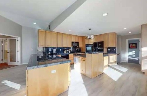 Windsor House | Spacious 6BR Home with Hot Tub, Hammocks and Firepit