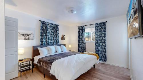 Alta Vista Area House | Spacious Arvada Family Home with King Beds and Office
