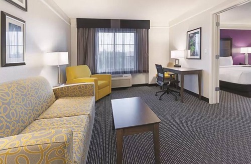 Grand Junction Hotel | Spacious Hotel Room w/Outdoor Pool & Hot Tub – Seasonal Bliss