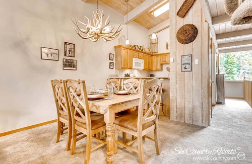 Warrior's Mark House | Spacious Retreat + Loft. Gas Fireplace Modern Style. 5-Min Walk to Town! CH05