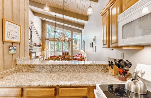 Warrior's Mark House | Spacious Retreat + Loft. Gas Fireplace Modern Style. 5-Min Walk to Town! CH05