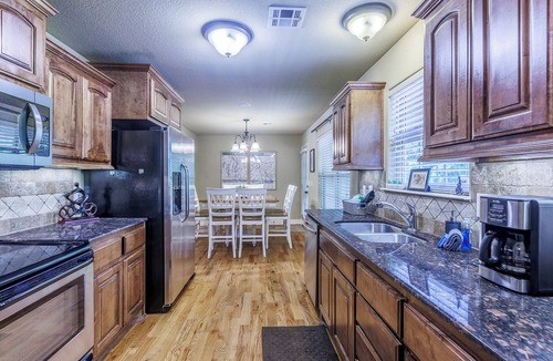 Bella Vista House | Spacious Retreat Near Back 40 Family/Pet Friendly, Fenced Yard, Fire Pit, Deck