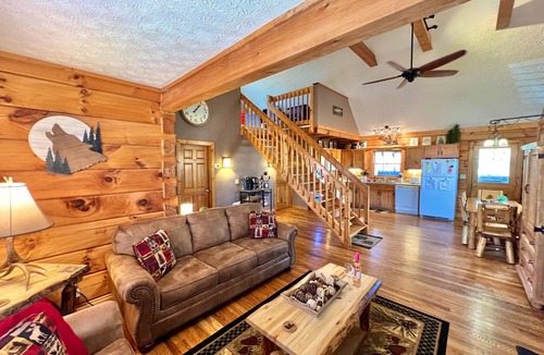 Sevierville Cabin | Spring specials 6 miles from Dollywood🎢 HotTub wooded setting 5⭐️ reviews