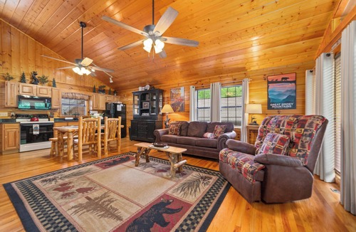 Sevierville Cabin | SR Cozy Mountain Cabin Private Hot Tub 1.5 Miles to Dollywood Walk to the Pool