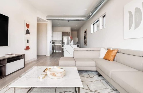 Jefferson Park Condo | Stadium City Basecamp - King Bed&Balcony - Tesoro