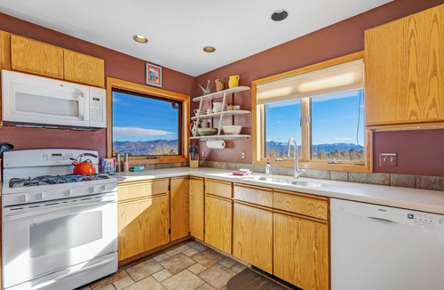Nathrop House | Stargazer Retreat Hot Tub Game Room Creek Walk DogFriendly 360° Mtn Views
