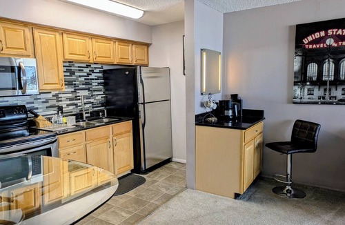 Downtown Denver Condo | STUDIO 13: LARGE BALCONY, CITY VIEWS, GYM, POOL, NEAR ATTRACTIONS, SPORTS VENUES