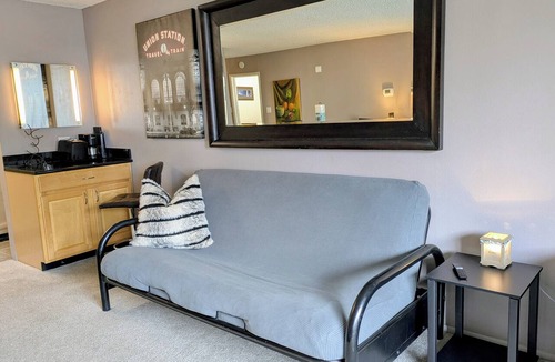 Downtown Denver Condo | STUDIO 13: LARGE BALCONY, CITY VIEWS, GYM, POOL, NEAR ATTRACTIONS, SPORTS VENUES