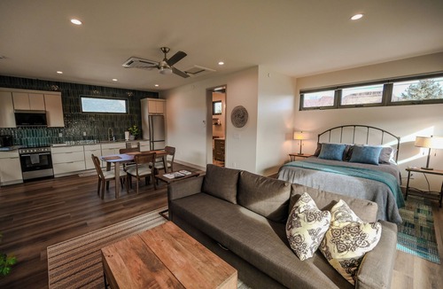 Golden Apartment | Stunning New Modern Studio in the Heart of Golden