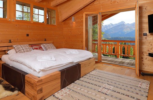 Chesieres House | Stunning private villa for 8 guests with hot tub, WIFI, TV, terrace, pets allowed and parking