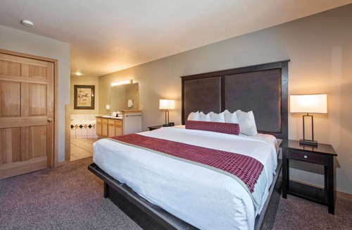 Peak 9 Cabin | Stunning Ski-in Ski-out 2 Bedroom lodge with all the premium amenities Sleeps 8