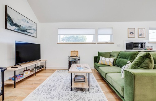 Berkeley House | Stylish 2BR Guesthouse w/Private Patio - Walk to Tennyson St