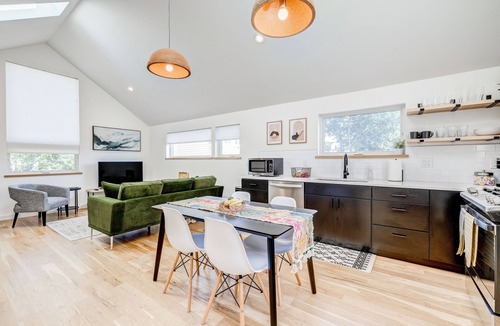 Berkeley House | Stylish 2BR Guesthouse w/Private Patio - Walk to Tennyson St