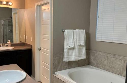 Brighton House | Stylish 4-Bedroom House - Denver Spruce - Parking - Garden - Balcony - Wi-Fi