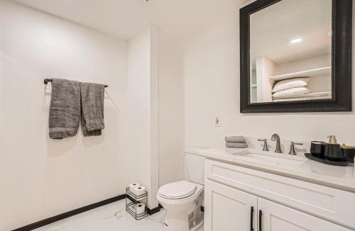 South Westminster House | Stylish Townhouse Retreat - 15 min to DT