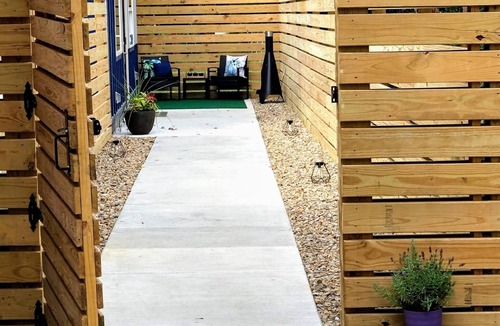 Springdale Apartment | Sub Urban Paradise ~ cozy and private backyard tiny house