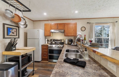 Cripple Creek Cabin | Summer Retreat-Private, Romantic, Dog-friendly, NEW Hot Tub, Hiking, Sunsets.