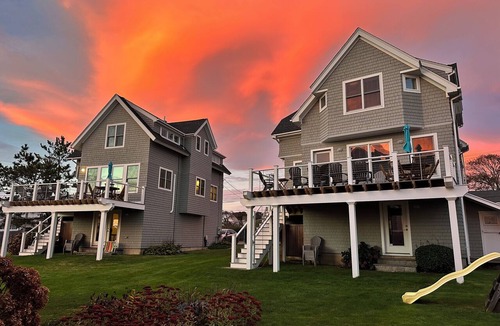 Easton's Point House | Surfside! Fantastic Beach House, Near Restaurants, Cliff Walk, Close to Downtown