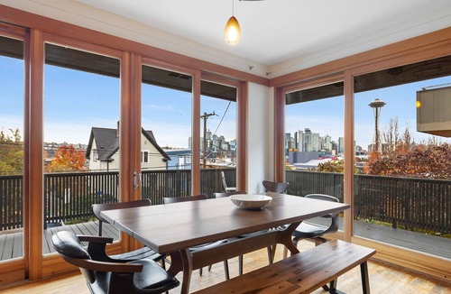 Lower Queen Anne House | Tatalias House ~ Near Space Needle~Sports Arena~Sea Center~AC~Parking~PetsOK~NFL