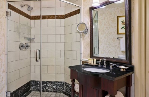 Uptown Hotel | The Brown Palace | Queen City View | Timeless Stay, Spa Reset, Central | 2 Units