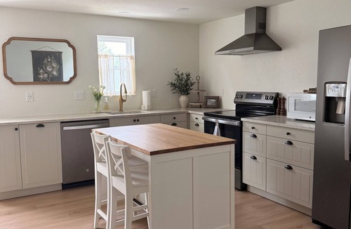 Castle Rock Cottage | The Cantril Cottage - Walk to Coffee, Creek, Shops & Downtown