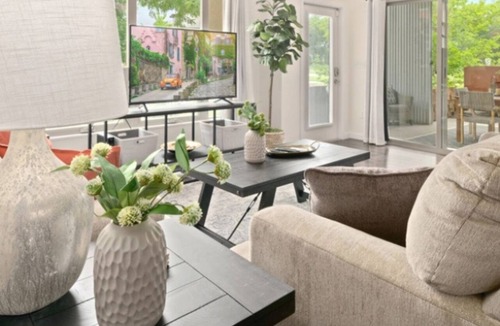 Old Town North Condo | The Cozy Corner Retreat – 15 min walk to Old Town