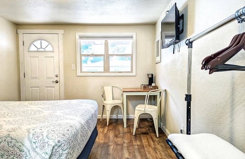 Manitou Springs Historic District Hotel | The Fountain Creek Inn | Classic Queen | #101