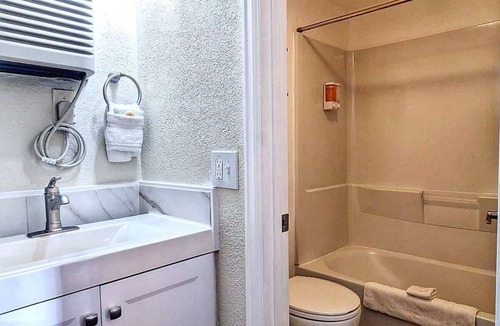 Manitou Springs Historic District Hotel | The Fountain Creek Inn | Veranda Queen | #201