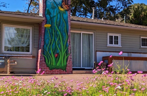 Manitou Springs Historic District House | The Garden House, Whole Home in Downtown Manitou Springs