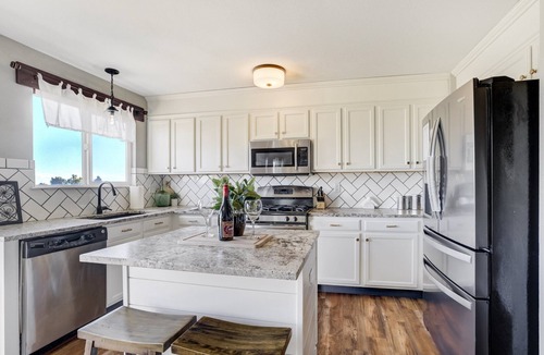Peyton House | The Great Escape | 6BR Gym Hot Tub Pets OK!
