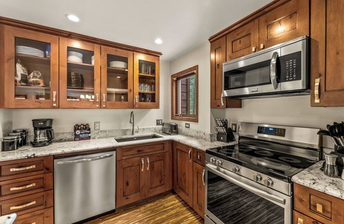 Blue River Cabin | The Hideaway: Cozy 4-bedroom cabin with hot tub minutes to Breck