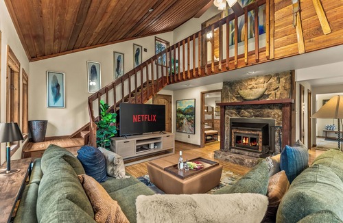 Blue River Cabin | The Hideaway: Cozy 4-bedroom cabin with hot tub minutes to Breck