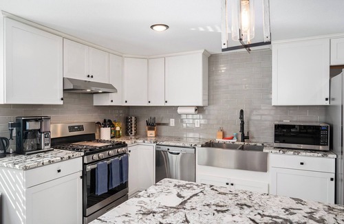 Edgewater House | The Mile High Haven: An Entertainers Dream Home with Hot Tub + Perfect Location