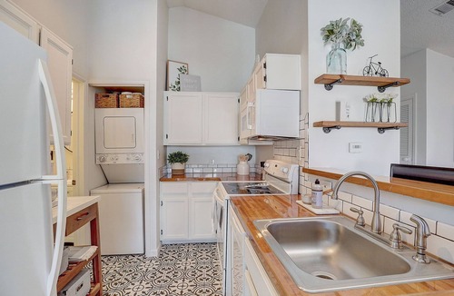 Arvada Condo | The Nest at Lake Arbor Bright & Cozy Condo Sleeps 4