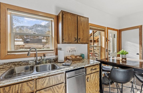 Ouray Condo | The Ouray Nook – Modern Comfort & AC | Sleeps 4