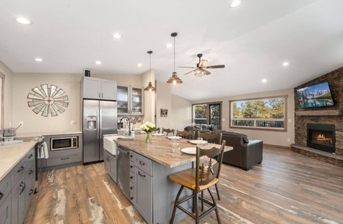 Pine House | The Pine Getaway on 60 Acres with Hot Tub