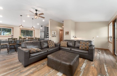 Pine House | The Pine Getaway on 60 Acres with Hot Tub