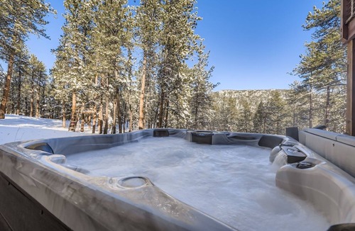 Bailey House | THE RÛSTIC MTN HOUSE 4B 3BA Cal Spas Hot Tub 2.5 Acres Private 🌲