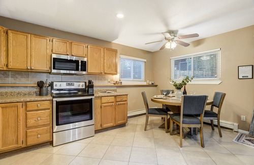 West Colorado Springs Cabin | The Red Barn Retreat | Hot Tub | Pet Friendly