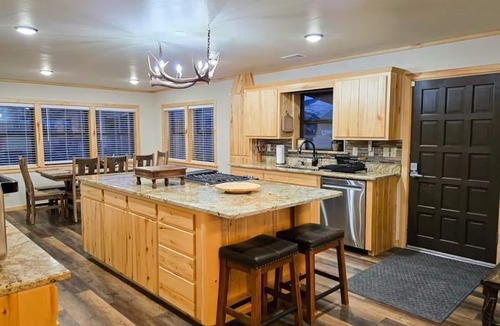 Rio Vista Estates Cabin | The Rivers Edge w/Hot Tub Near Wolf Creek