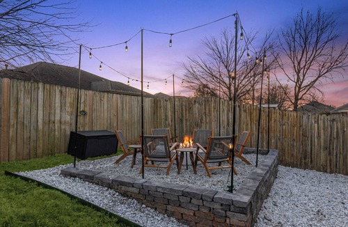 Bentonville House | The Spoke House: Hot Tub, Fire Pit, 5min to Coler