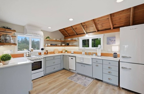 Indianola House | The Tide Runner Cottage | Short Walk to Beach + Tandem Kayak