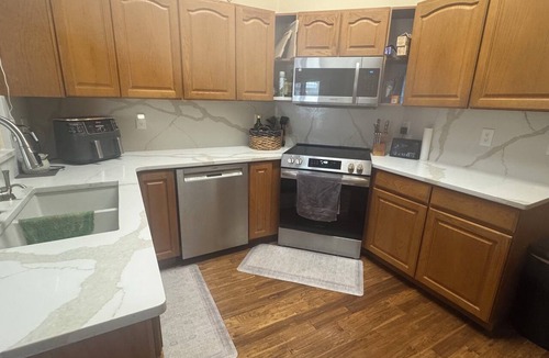 Johnstown House | The Ultimate Group Getaway/6 bedrooms and 4 bathrooms/Sleeps 11+/