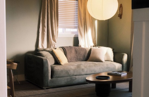 Scenic Heights House | The Vinyl House: Olde Town - King Bed - EV Charger - Epic Views - Designer Home