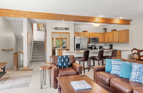 Four O'Clock House | Top Floor, Across from Lift/Hiking, Walk to Town.